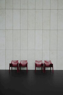 简约墙边的红色座椅组合
