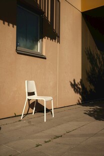 户外墙边的白色简约椅子