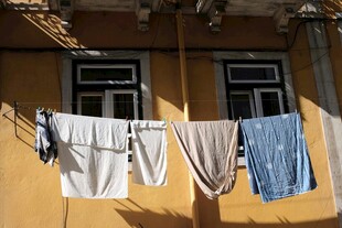 晾在户外的几件衣物