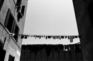 小巷中晾晒的衣物