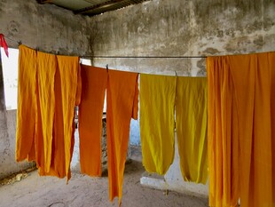 室内晾晒的多彩衣物