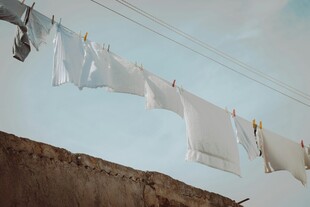 晾衣绳上的白色衣物