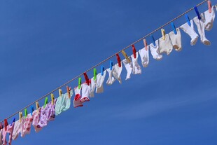 蓝天晾晒的袜子