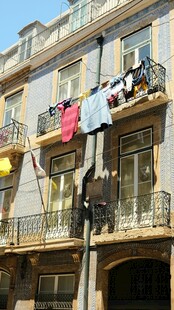 欧式建筑外晾晒的多彩衣物