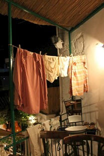 夜晚屋檐下晾晒的衣物