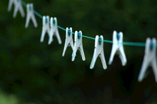 晾衣绳上的白色塑料衣夹