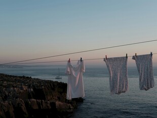 海边晾衣的惬意时光