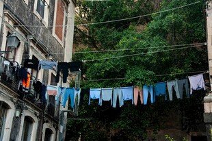 晾衣绳上的多彩衣物