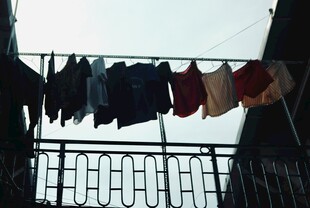 阳台晾晒的多彩衣物