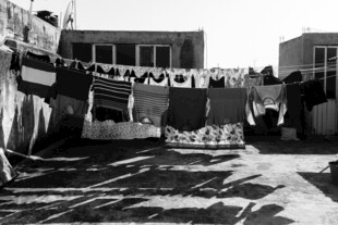 户外晾晒的多彩织物