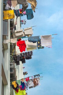 多彩服饰装点的户外场景