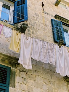 石墙晾晒的多彩衣物