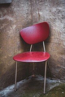 复古红色单椅靠墙而立