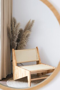 简约木质躺椅室内一角