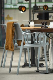 现代简约风餐厅桌椅组合