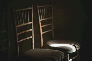 暗光下的两把木质靠背椅