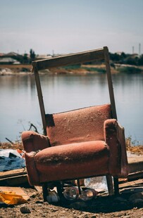 湖畔旧沙发