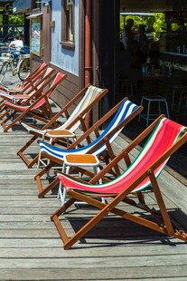 户外休闲折叠躺椅摆放