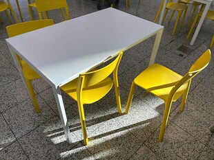 简约黄色桌椅组合