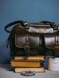 复古皮包搭配书籍饰品