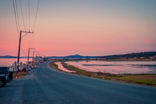 黄昏时的公路与美丽湖景