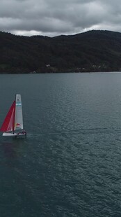 海上双帆船航行景象