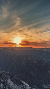 壮丽山巅日落美景
