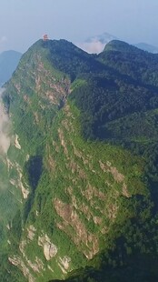壮丽山峦俯瞰图