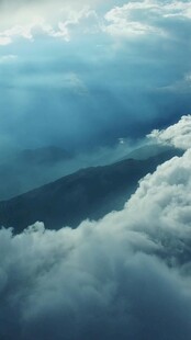 云端俯瞰壮丽山峦景色