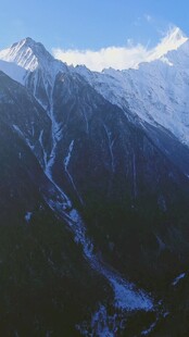 壮丽雪山航拍景观