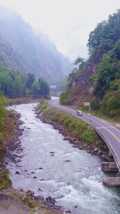山间蜿蜒公路旁的湍急河流