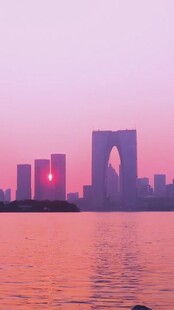 黄昏下的城市滨水风光