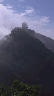 云雾缭绕中的山顶建筑