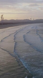 海边沙滩上的美丽波纹