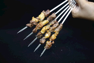 手持美味烤肉串特写