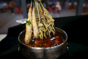 香辣串串锅中美味串串香