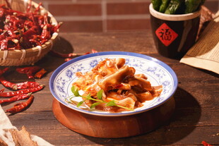 美味中式菜肴摆于木桌