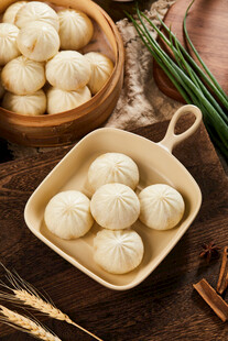 美味包子摆放在古朴容器中