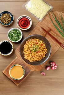 美味面食与多样调料组合
