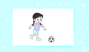 小女孩踢足球的可爱瞬间