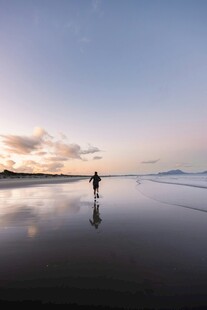 海边独行者静谧黄昏美景