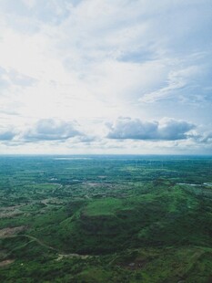 俯瞰广袤绿野与天际流云