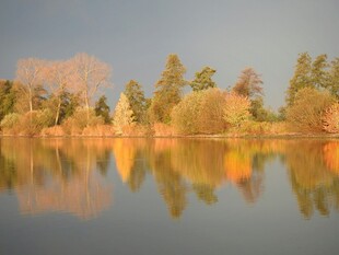 秋日湖畔美景倒影如画