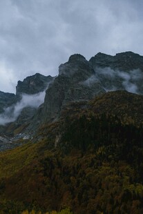 云雾缭绕的壮美山峦
