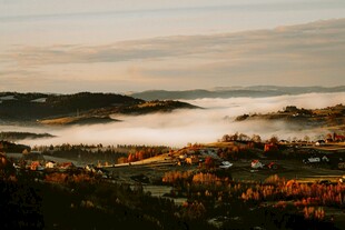 山间晨雾中的多彩秋景