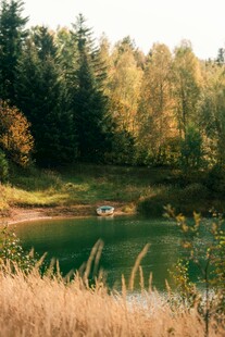 秋日湖畔森林美景