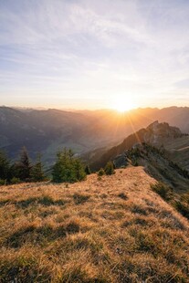 日出时分的山间美景