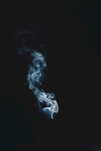 黑色背景中的缥缈烟雾
