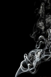 黑色背景下的飘逸烟雾
