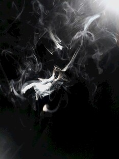 黑色背景中的烟雾形态